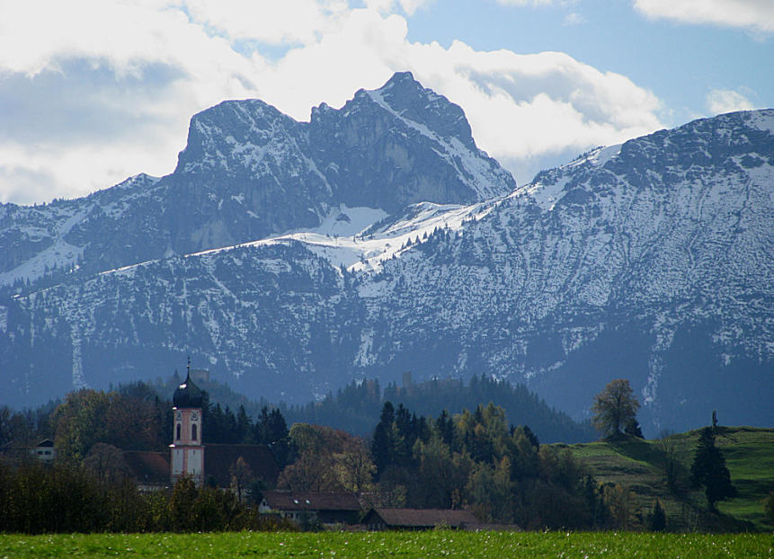 Der Kirchturm von St. Ulrich mit dem Aggenstein und Breitenberg